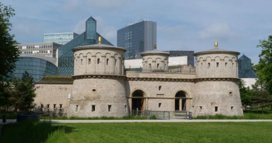 Le musée des 3 Glands et les bâtiments européens